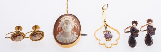 A mixed group of jewellery, including a