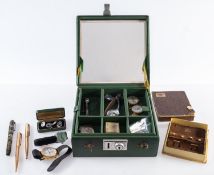 A mixed group of jewellery & items of in