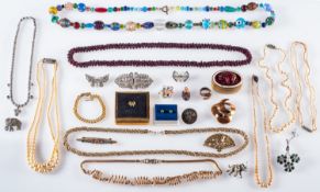 A quantity of costume jewellery, to incl