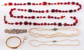 A mixed group of jewellery, including a