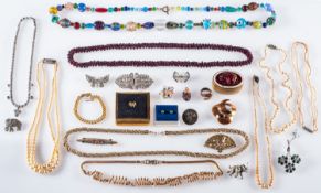 A quantity of costume jewellery, to incl