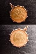 A 1901 half Sovereign in mount, total weight 5.4g.