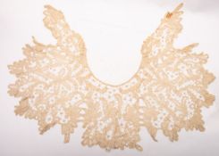 An early 20th century Honiton style handmade lace collar
