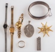 A mixed group of jewellery, to include an antique silver floral & foliate engraved bangle,