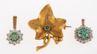 A group of three items of jewellery,