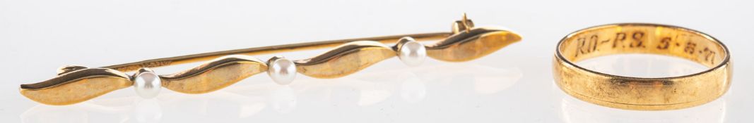 A wedding band and a pearl brooch, including an 18ct yellow gold wedding band, UK hallmark,
