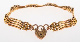 A gate bracelet, with foliate engraved heart padlock, marked 9ct, length approx. 19.0cm, 7.0grams.