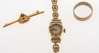 A mixed group of jewellery, to include a 9ct gold wedding band, UK hallmark, size N1/2, 3.