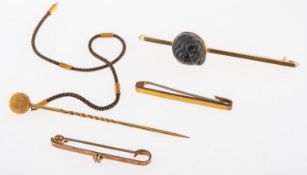 A mixed group of jewellery, including a bar brooch set with a carved labradorite monkey's head,