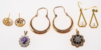 A mixed group of jewellery, including a pair of 9ct gold hoop earrings, UK hallmark, 1.