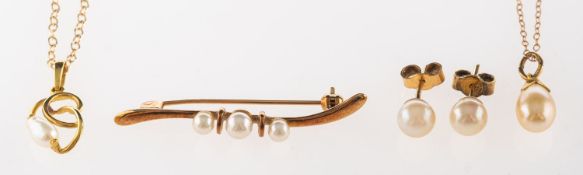 A mixed group of pearl jewellery, including a bar brooch set with three cultured pearls, marked 375,