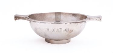 An Edward VII silver quaiche by Goldsmiths & Silversmiths Company Limited, London 1909,