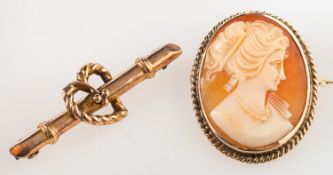 A group of two brooches, including a 9ct gold sweetheart brooch, UK hallmark, length approx. 4.