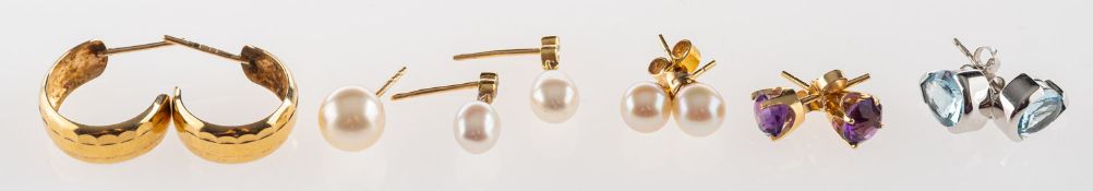 A mixed group of earrings, to include a pair of 9ct gold patterned half hoop earrings, UK hallmark,