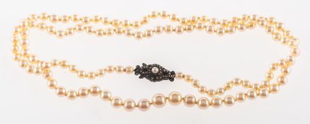 A cultured pearl necklace, a long string of graduated cultured pearls, pearls approx. 4.