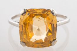 A yellow sapphire ring, set with a mixed cushion-cut yellow sapphire, sapphire approx. 7.