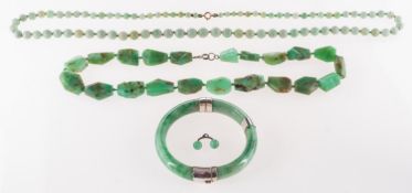 A mixed group of jewellery, including a white metal & dyed jade hinged bangle, unmarked & untested,