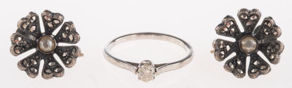 A group of two items of jewellery, including a single stone diamond ring, diamond approx. 0.