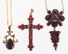 A group of four items of garnet jewellery,