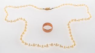 A pearl necklace and a wedding band, a graduated cultured pearl necklace, approx. 4.