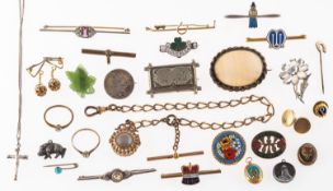 A mixed group of jewellery, including a riding crop & horseshoe brooch, Foreign mark of a leaf,