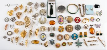 A mixed collection of costume jewellery