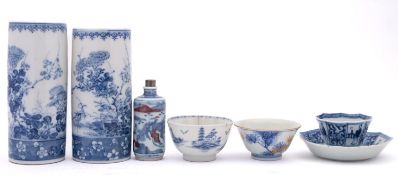 A small mixed lot of Chinese and Japanese ceramics,