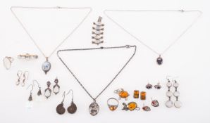 A mixed collection of jewellery, includi