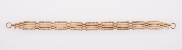 A gate link bracelet, missing clasp, jum