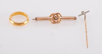 A small group of jewellery, including a