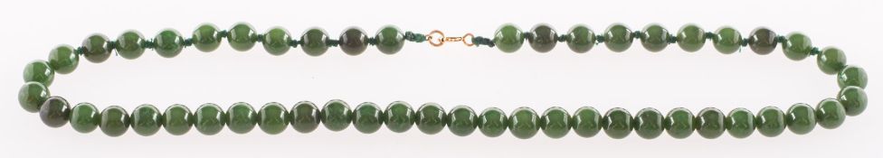 An aventurine quartzite bead necklace, b