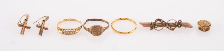 A mixed group of jewellery, including an