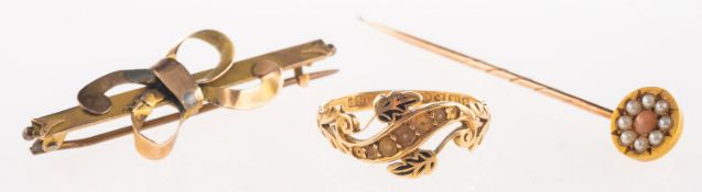 A mixed group of jewellery, including a
