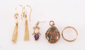 A mixed group of jewellery, including a