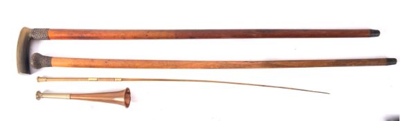 An early 20th century yellow metal mounted horn riding whip,