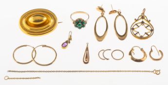A mixed group of jewellery items, including an antique oval Etruscan style brooch, unmarked,
