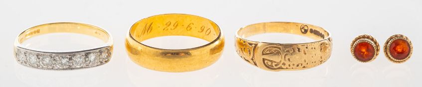 A mixed group of jewellery, including a 22ct gold wedding band, UK hallmark, 916, size M, 4.