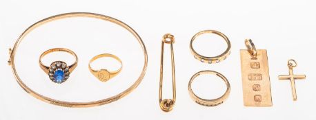 A mixed group of jewellery, including a 9ct gold bangle,