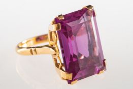 A cocktail ring, set with a rectangular-cut synthetic alexandrite, approx. 23.
