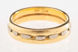 A bi-colour band, having a carved intermittent pattern to the centre section, marked 18K, size V1/2,