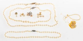 A mixed group of pearl jewellery, including a cultured pearl necklace, pearls approx. 5.