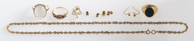 A mixed group of jewellery, including a 9ct gold signet ring set with bloodstone, UK hallmark,