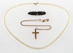 A mixed group of jewellery, including a freshwater pearl necklace, bolt ring marked 375,