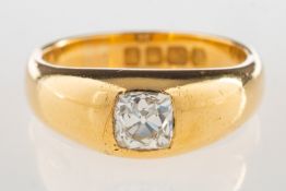 An 18ct gold diamond ring, a graduated band set with a cushion-cut diamond, diamond approx. 0.