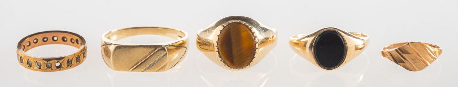 A group of five 9ct gold rings, including a rectangular shaped signet ring, UK import mark, size W,