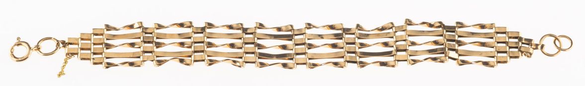 A fancy link gate bracelet, bolt ring marked 9K, safety chain broken and most missing,