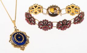Two items of costume jewellery,