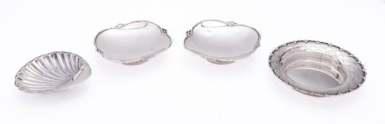 A pair of Art Deco silver tazza by Mappin & Webb, Sheffield 1945, of low lobed form,
