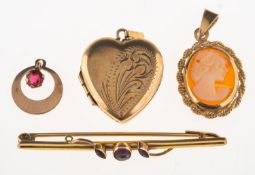 A mixed group of jewellery, including a 9ct gold heart locket, UK hallmark; a cameo pendant,