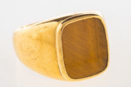 A Tiger's eye signet ring, marked 18K, size P1/2 to Q, 12.4grams.